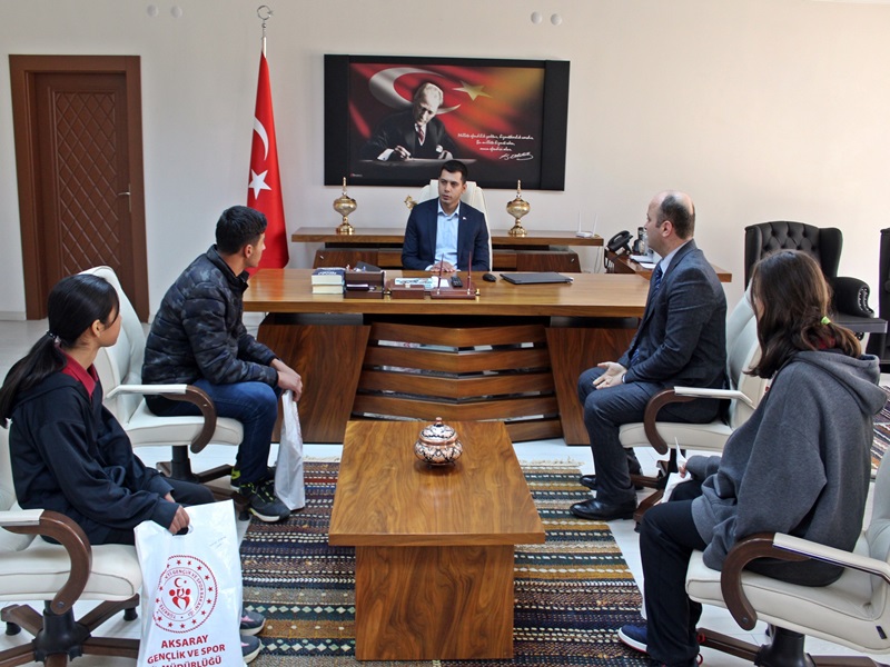 Kaymakamız Sayın Oğuzhan AKMAN  Bilek Güreşinde Dereceye Giren Öğrencilerimizi Makamında Ağırladı 
