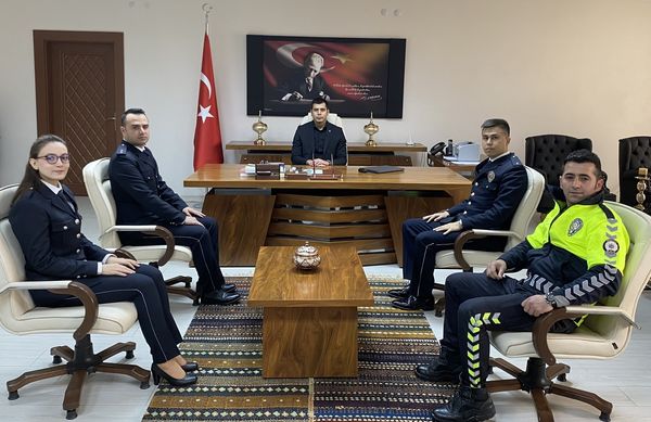 İlçe Emniyet Amiri Nurettin YILMAZ ve Beraberindeki Emniyet Personeli Kaymakamımız Sayın Oğuzhan AKMAN'ı Makamında Ziyaret Ettiler